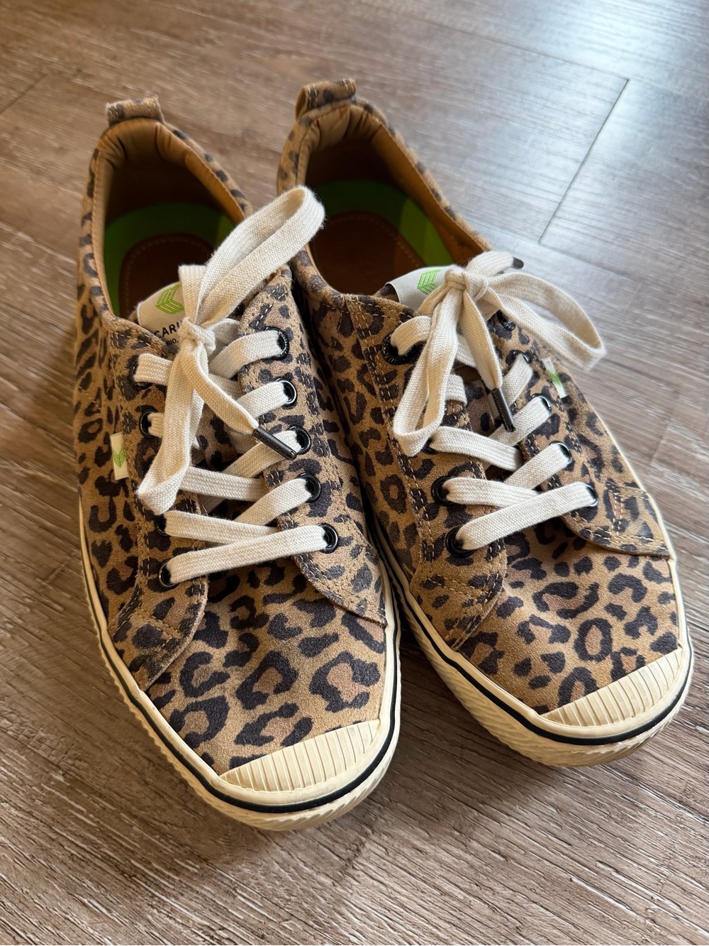 Cariuma OCA Low Sneakers in Leopard - size 9 (women’s)